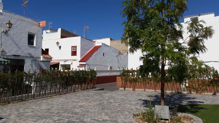 Authentieke huisjes met witte gevels in de stad San Fernando op GRan Canaria