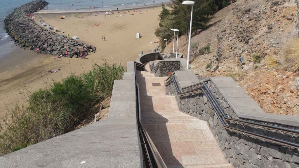 De stranden van Playa del Inglés zijn vanaf de Paseo Maritimo bereikbaar met trappen
Foto Verschueren Eddy