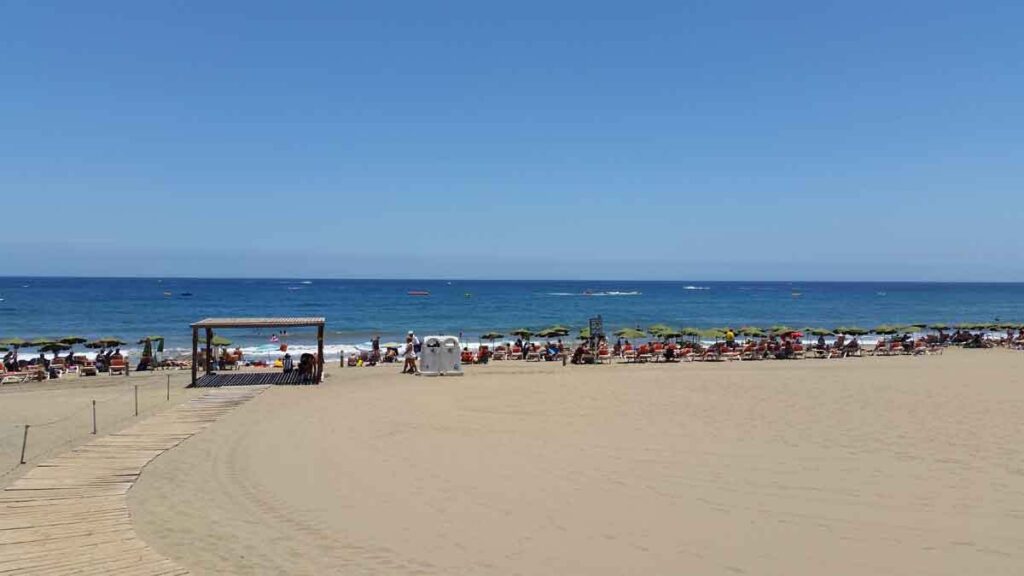 Het strand van Playa del Inglés is voor mindervaliden en rolstoelgebruikers bereikbaar
Foto Verschueren Eddy